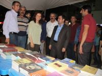 HDP Milletvekili Irmak Kürtçe kitap standını ziyaret etti