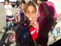 Suriyeli çocuklar dereye girerek serinledi