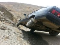 Hakkari'de kaza yapan sürücü ölümden döndü