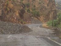 Hakkari-çukurca karayoluna heyelan indi