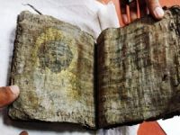 Altın varaklı bin yıllık İncil ele geçirildi