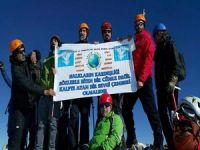 Dağcılar Kayseri Erciyes dağında barış pankartı açtı