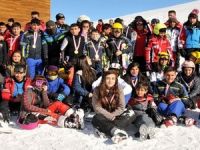 Hakkari'de 2700 rakımda kayak yarışması yapıldı