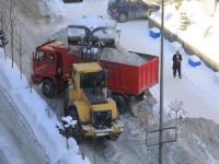 Hakkari'de kar yığınları şehir dışına çıkartıldı