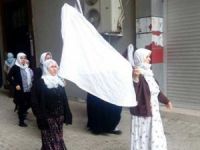 Cizre’de beyaz bayraklarla yürüyen kadınlar gözaltına alındı