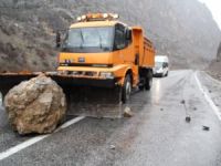 Hakkari'de kayalar trafiği tehdit ediyor