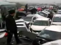 Çin'de 50'den fazla araç birbirine girdi