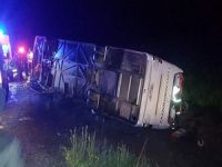 Yolcu otobüsü devrildi: 3 ölü, 30 yaralı
