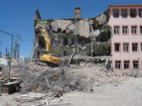Yüksekova'daki hasar gören okullarda yıkım devam ediyor