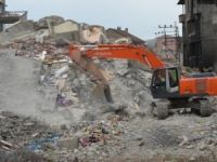 Yüksekova'da binaların yıkımına başladı
