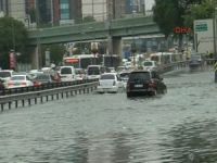 İstanbul’da sağanak yağış: Bazı semtleri ve E-5’i su bastı