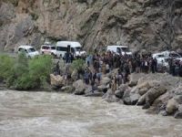 Hakkari'de bir otomobil Zap suyuna kapıldı!