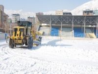 Şehir stadyumu kardan temizlendi