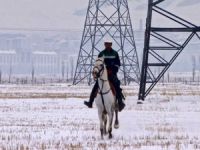 Kırsalda kaçak elektriğe karşı atlı ekip