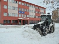 Hakkari’de okul bahçeleri kardan temizlendi