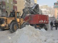 Hakkari'de kar dağları temizleniyor!
