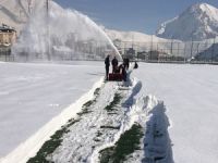 Hakkari şehir stadı kardan temizleniyor