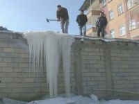 Hakkari’de toprak evlerin damları buzla kaplandı