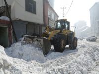 Yüksekova'da kar yığınları ilçe dışına çıkartılıyor!