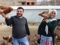 Eşine destek olmak için tavuk çiftliği kurdu