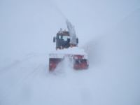 2900 rakımda karla mücadele çalışması