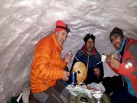 Dağcılar gece kar mağarasında konakladılar!
