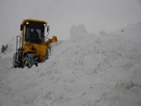 2700 rakımda karla mücadele çalışması