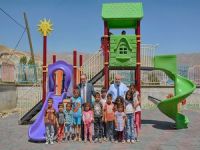 Hakkari'deki iki okulun bahçesine çocuk parkı kuruldu!