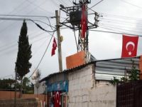 Suriye sınırındaki evlere Türk bayrağı asıldı