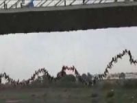 245 kişi aynı anda köprüden atladı