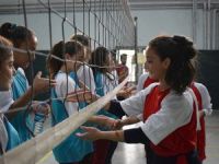 Köy okullarında okuyan kız öğrenciler sporla tanıştı