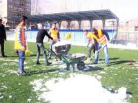 Merzan futbol sahası maç öncesi kardan temizlendi