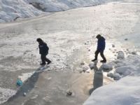 Yüksekova'da dereler buz pistine dönüştü!