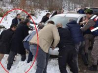 Vali, karda yolda kalan vatandaşın aracını itti