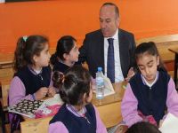 Başkan Kaşıkçı, öğrencileri okullara süt dağıttı