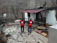Hakkari Kızılay evleri yanan aileye sahip çıktı