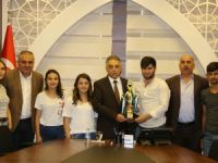 Türkiye şampiyonları Vali Toprak'ı ziyaret etti