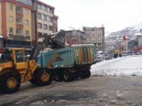 Hakkari belediyesi karları şehir dışına taşıdı