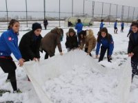 Kadın futbolcular kar temizle mücadelesi