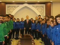 Yüksekovalı sporculardan Vali Akbıyık'a ziyaret