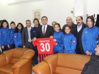 Kadın futbolculardan Özcan'a ziyaret