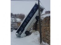 Yolcu otobüsü 6 metrelik duvardan düştü: 1 yaralı