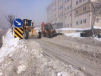 Hakkari kent merkezi kar dağlarında temizleniyor