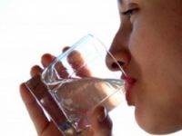 ‘Çok su içmek böbreğe zarar verir’