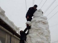 Çukurca esnafından 5 metrelik kardan adam