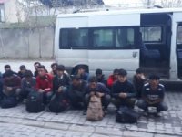 ‘Dur’ ihtarına uymayan minibüste 32 göçmen çıktı