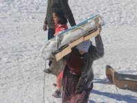 Ev kadınları işlerini bırakıp şalvarla kayağa koştu