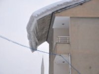 Yüksekova'da sarkan kar kütleleri tehlike saçıyor