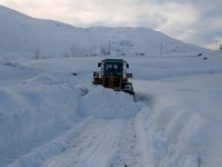 42 yerleşim yerinde karla mücadele sürüyor