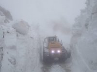 Yüksekova'da yüksek kesimlerde kar mücadelesi